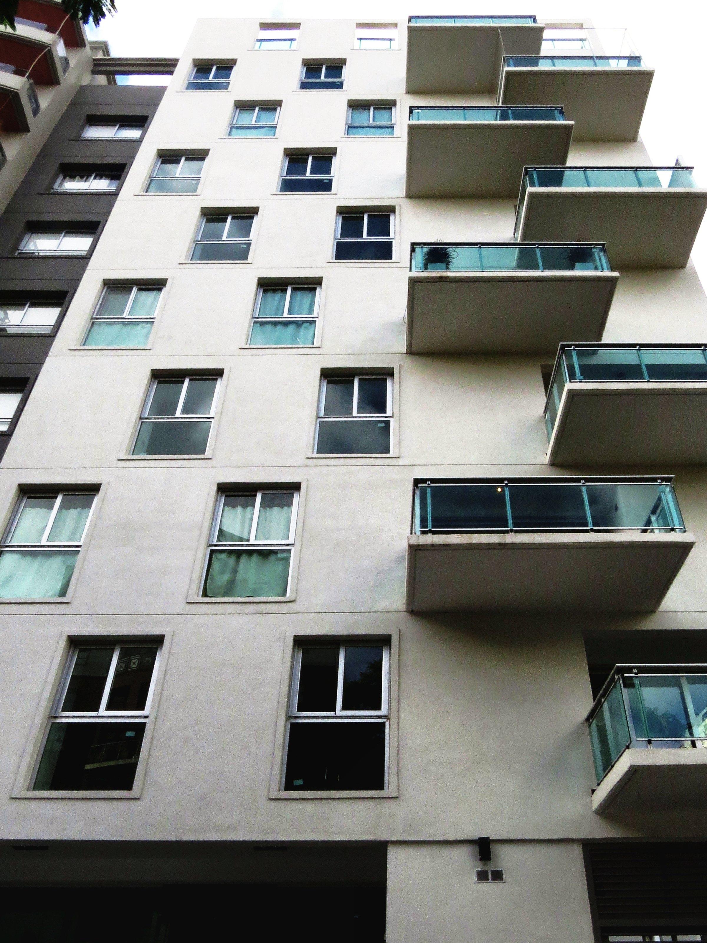 Fachada con balcones desfasados