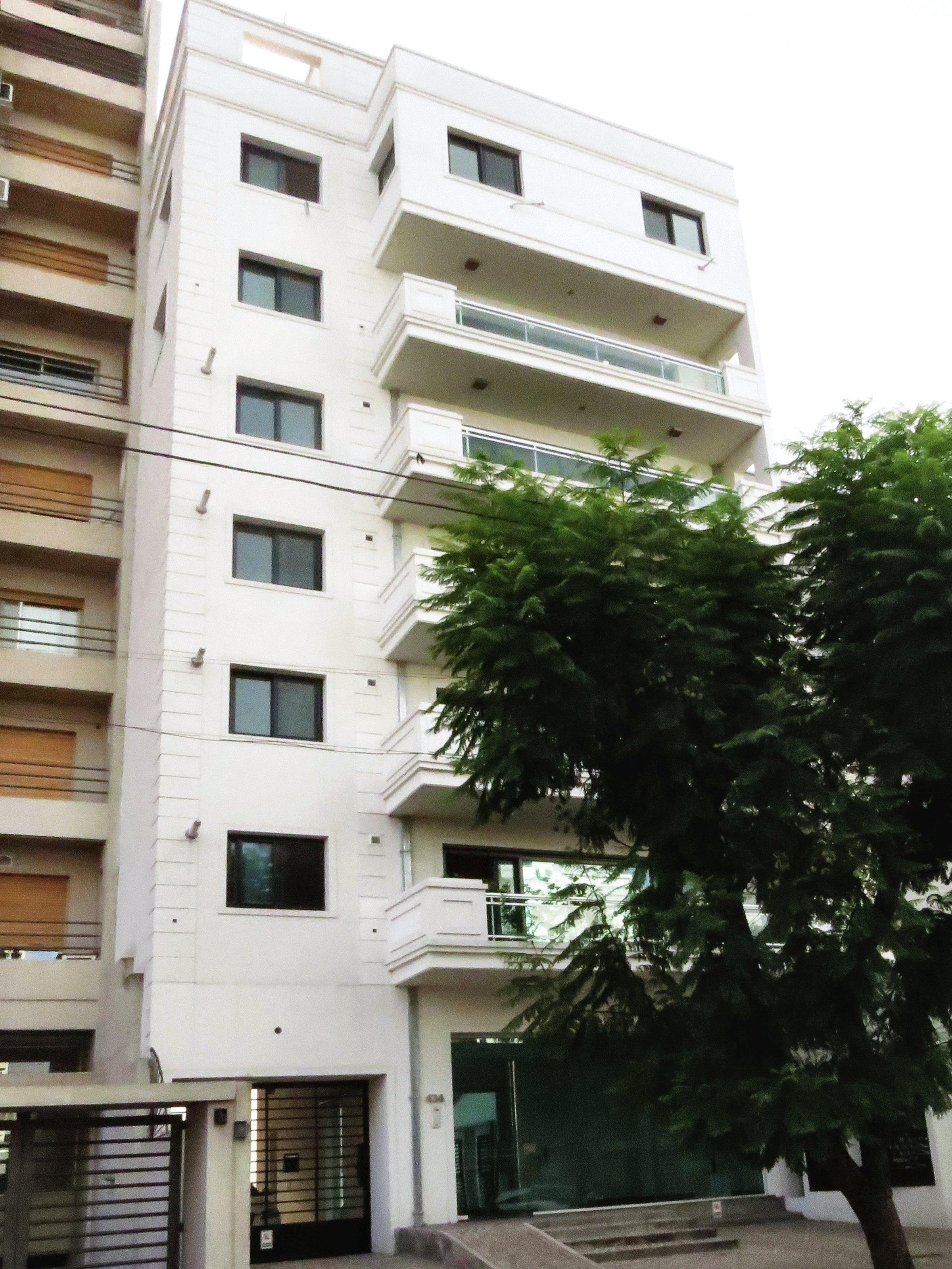 Fachada completa desde la vereda