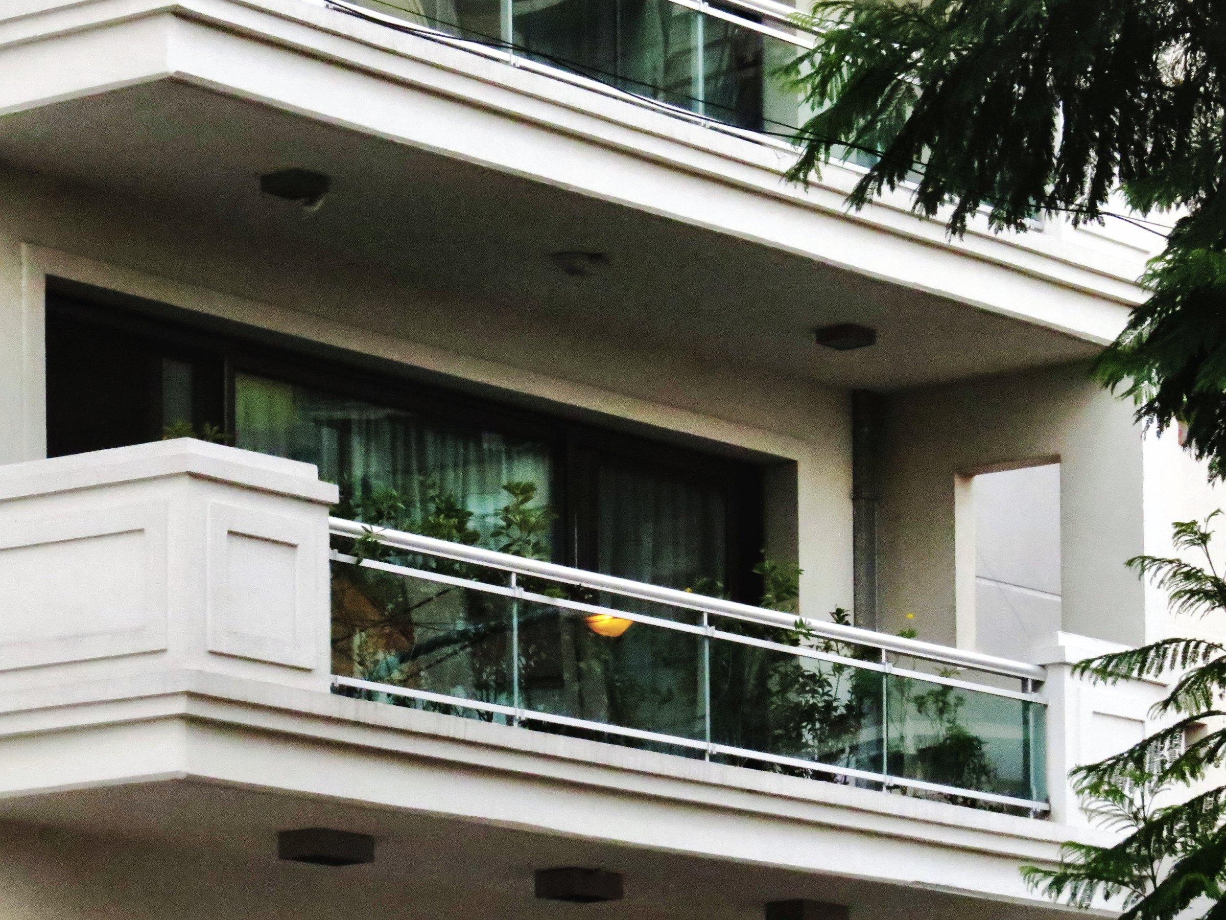 Detalle de balcón con baranda de vidrio
