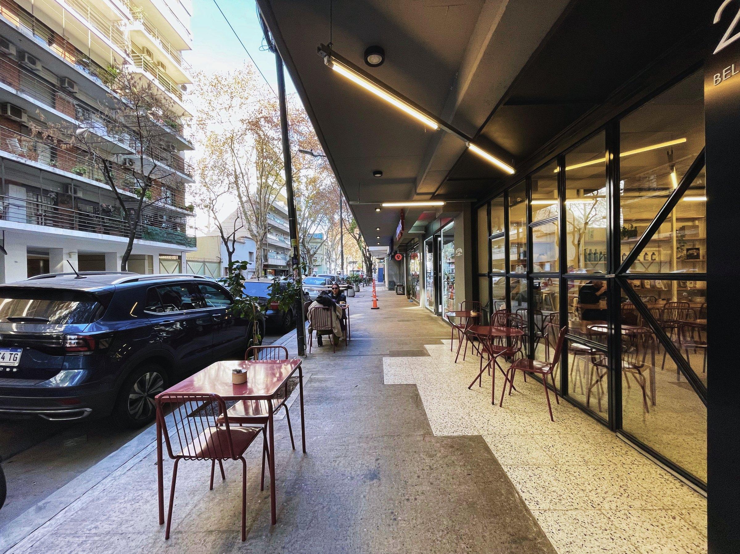 La esquina del local vista desde la vereda, con las mesas exteriores