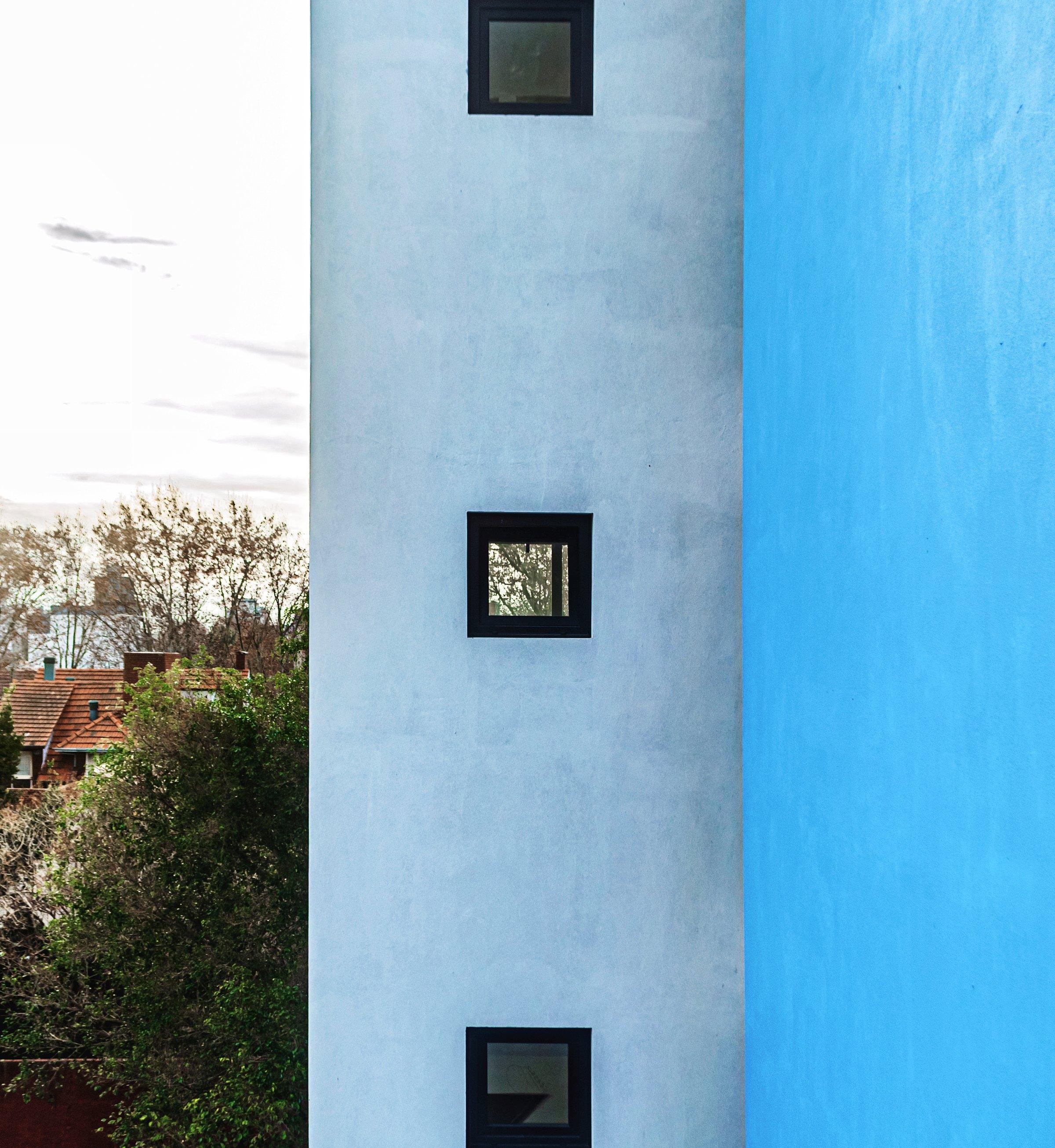 Detalle de la franja azul y las ventanas