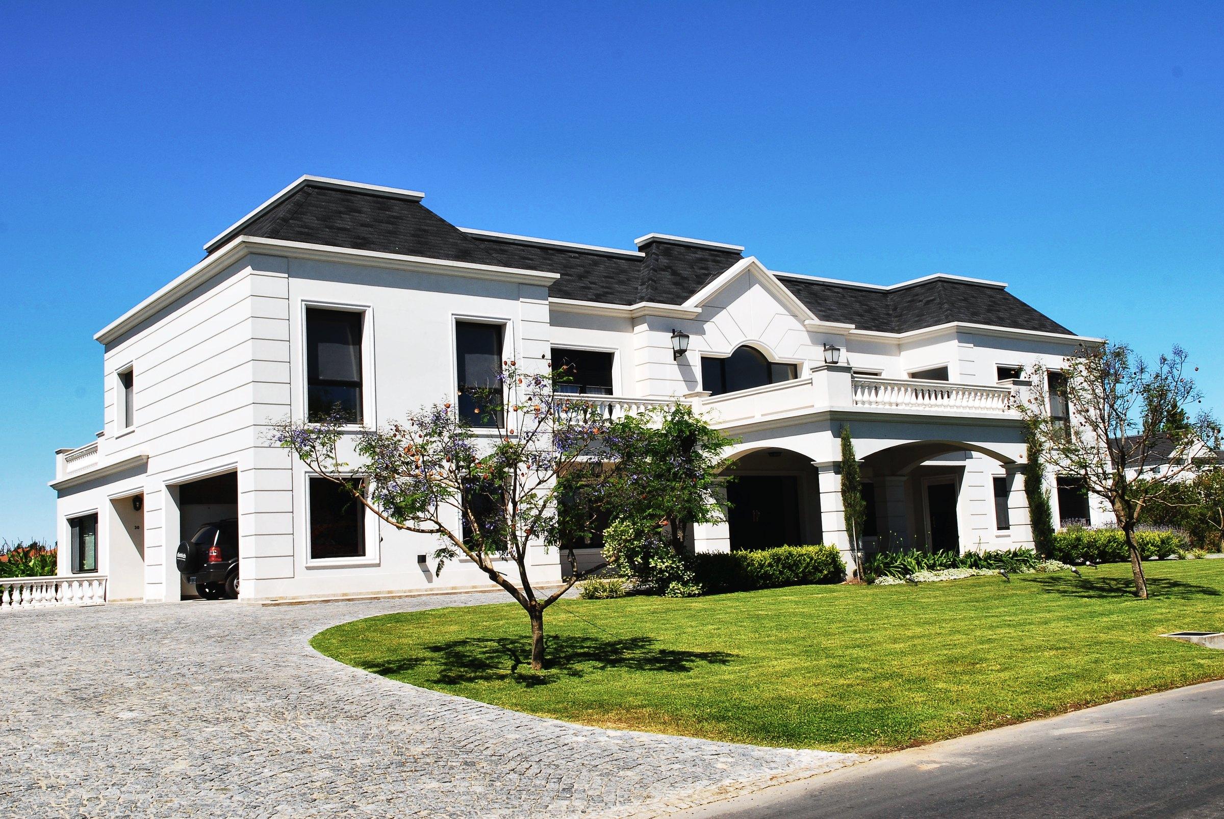 Fachada principal desde el parque