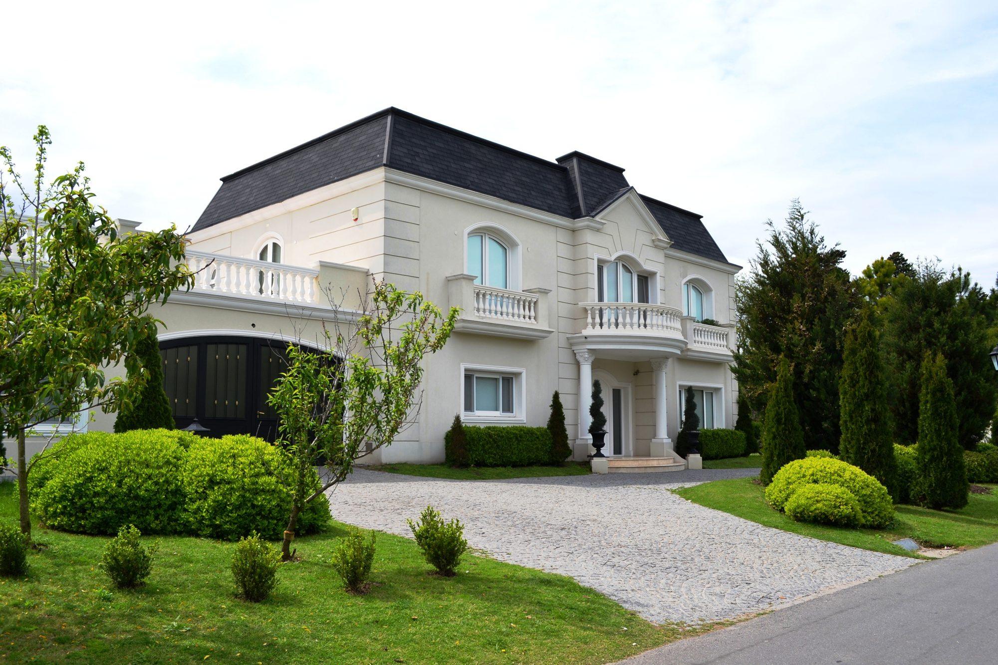 Fachada posterior con terraza y piscina