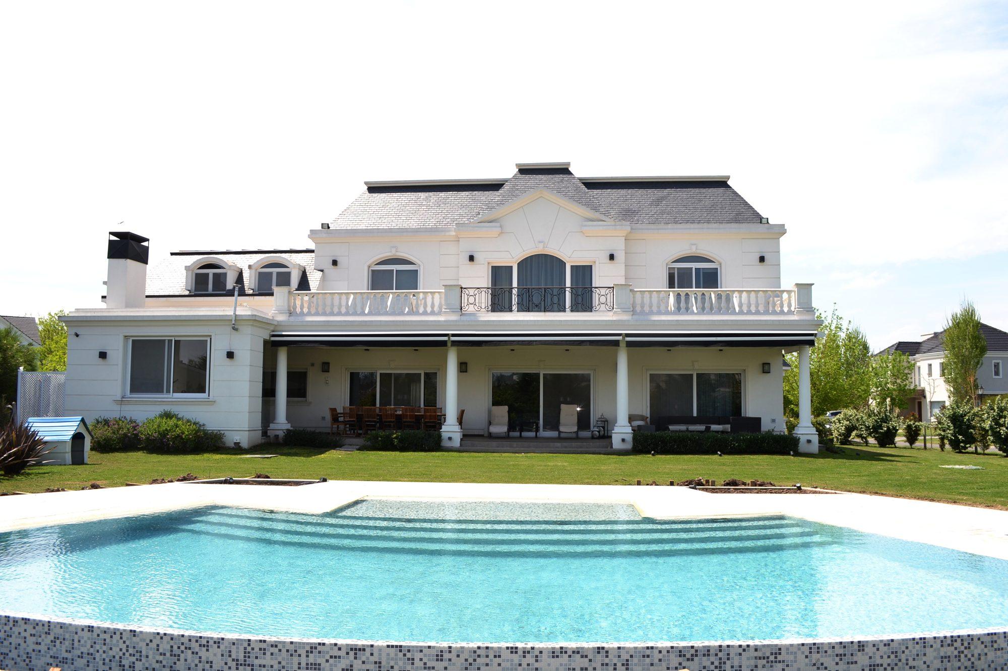 Fachada posterior con galería