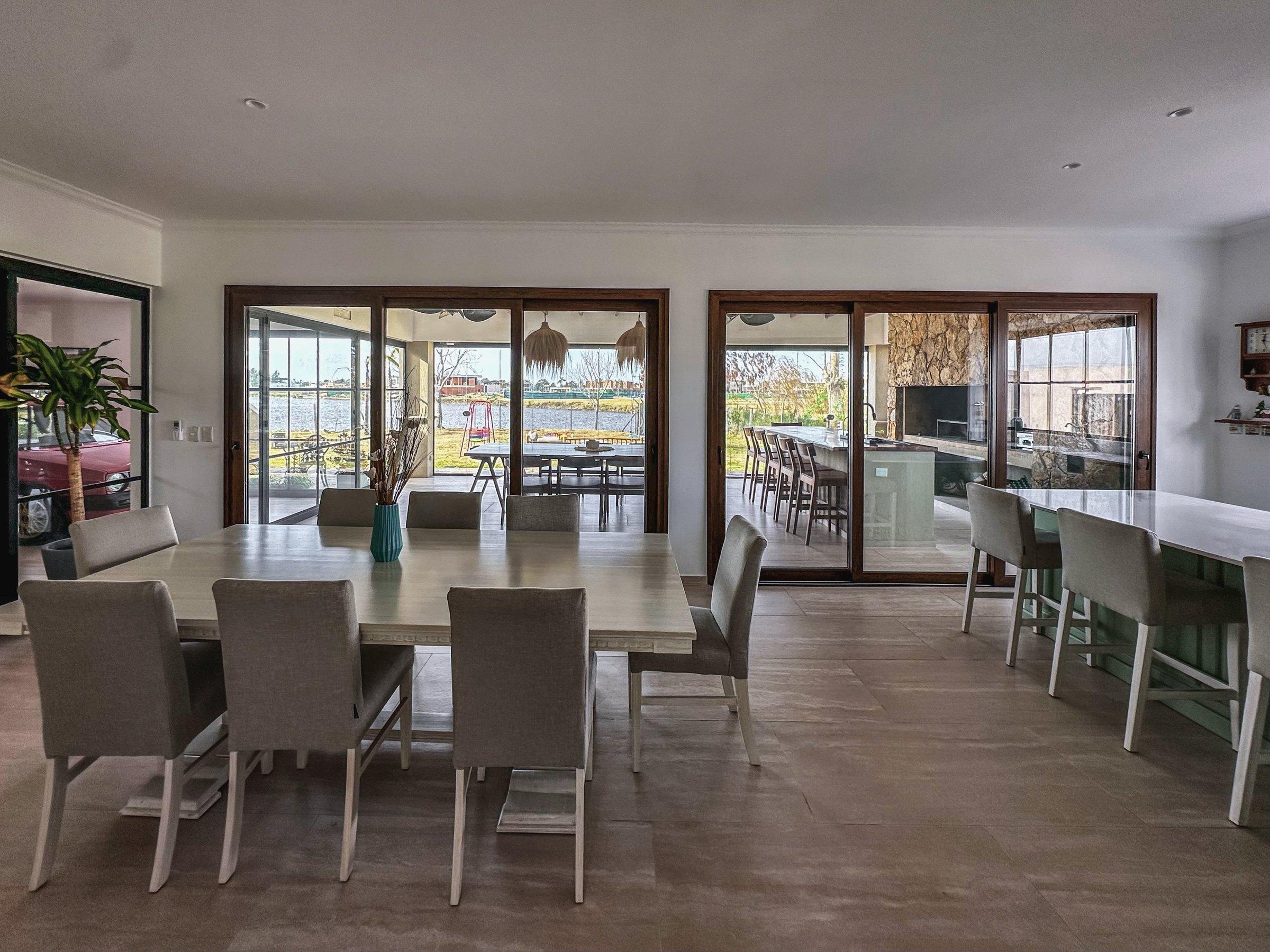 Comedor con vista al jardín