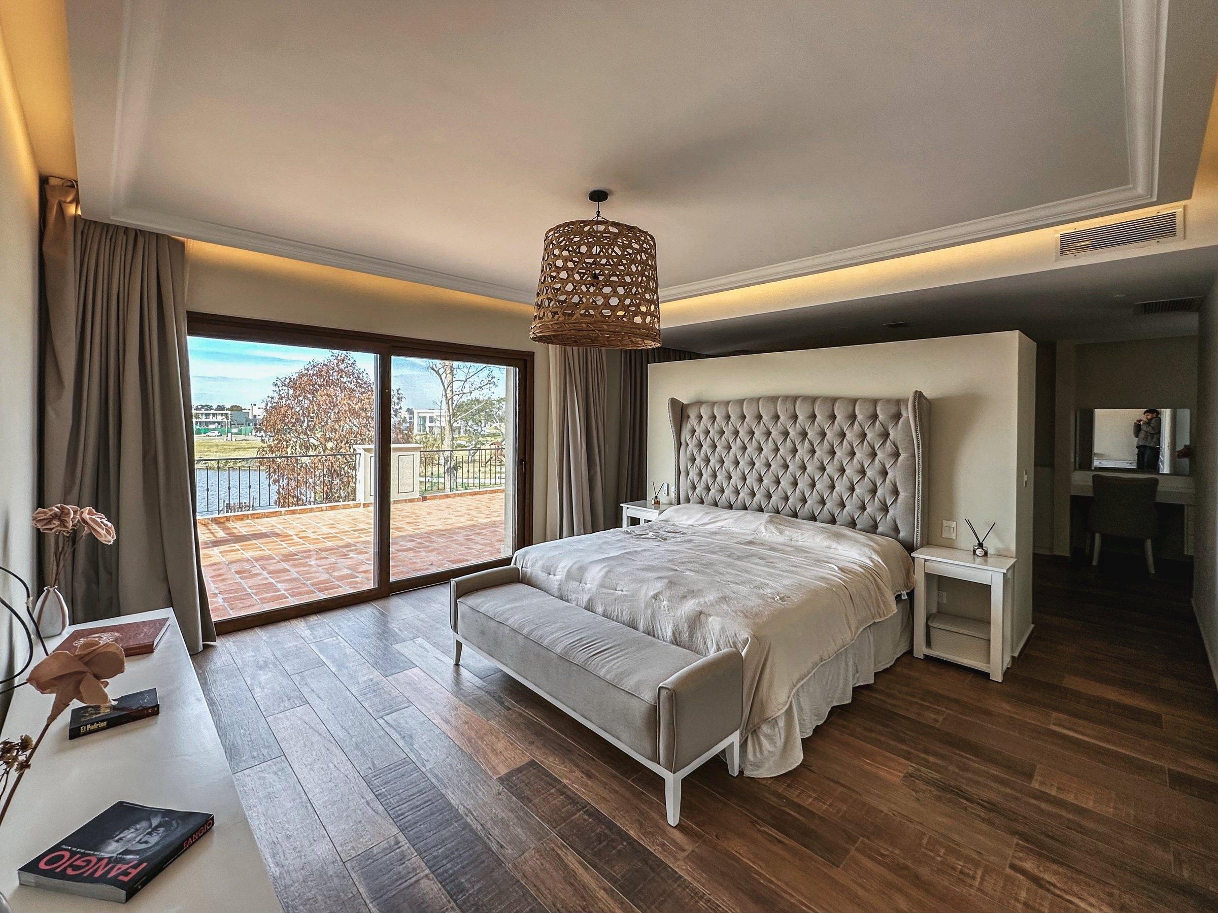 Dormitorio principal con vista al lago