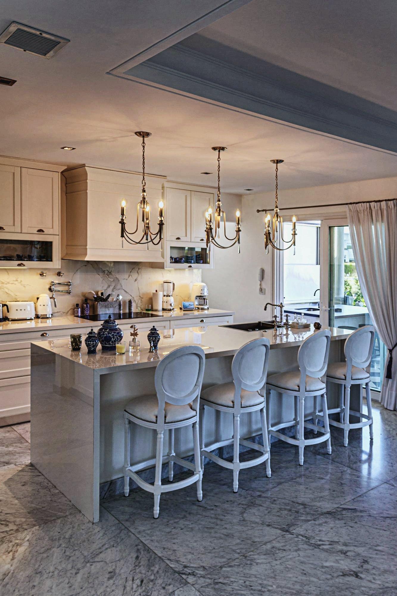 Cocina con isla y comedor diario
