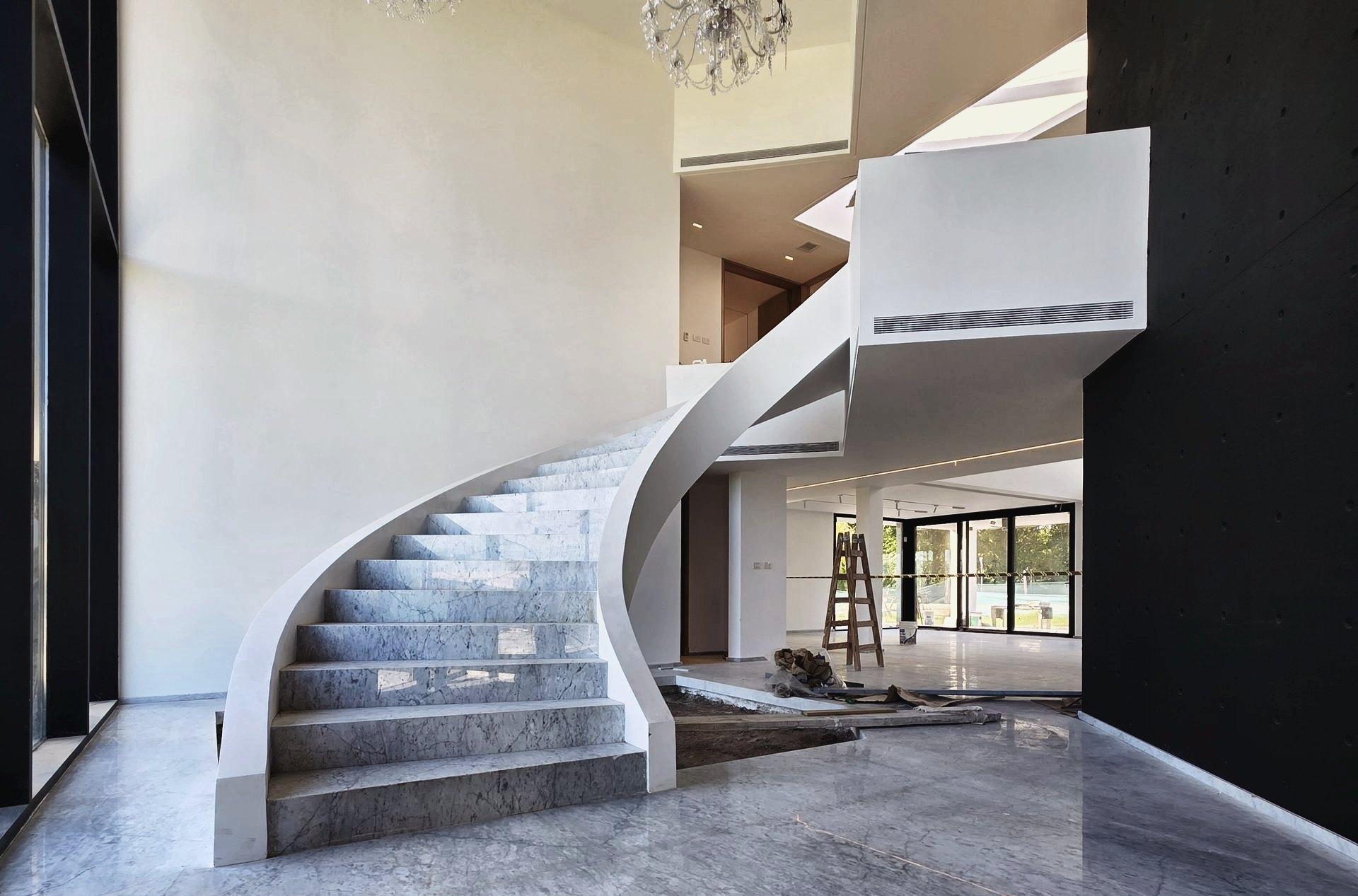 Hall en doble altura con escalera curva