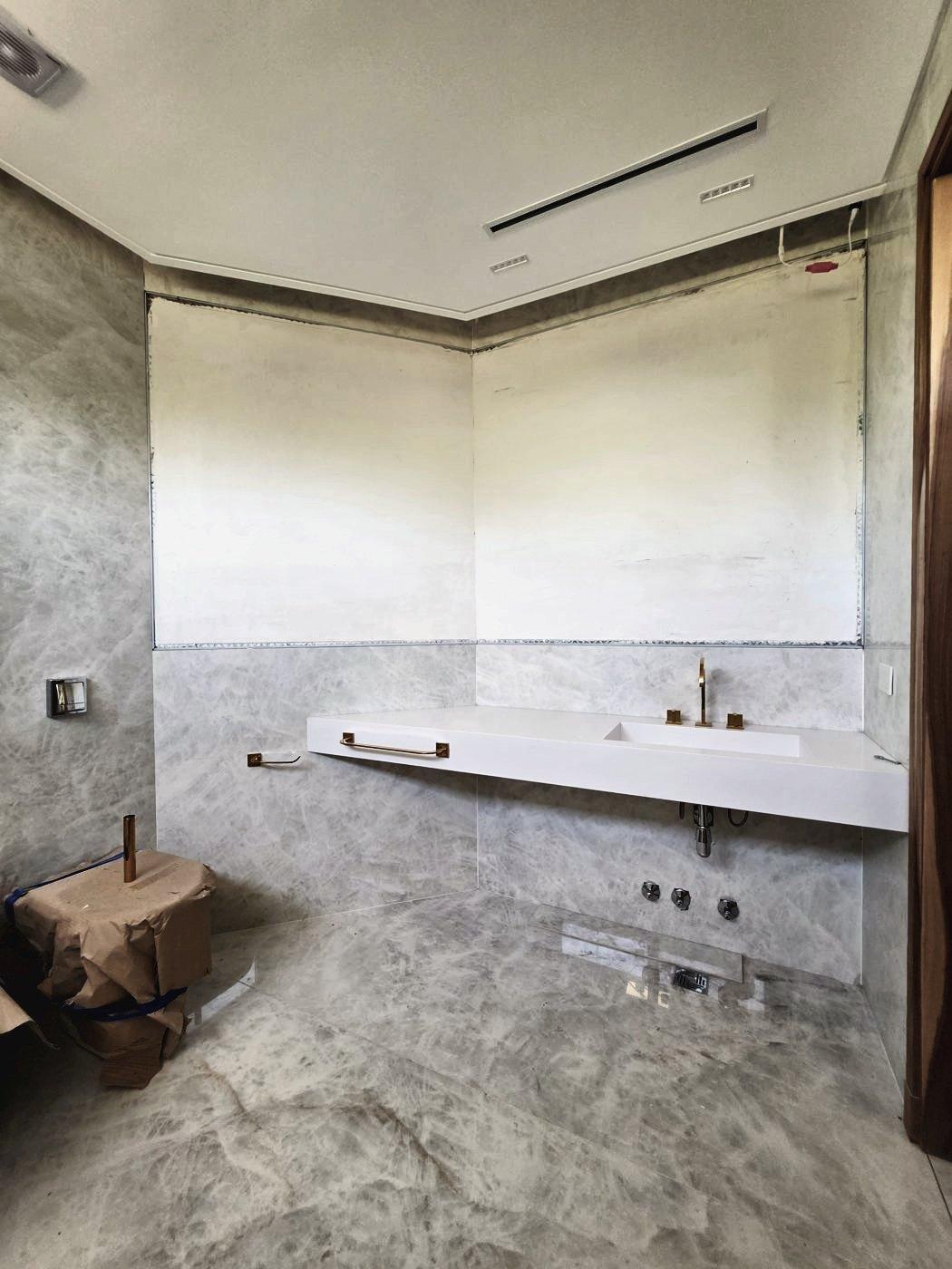 Baño revestido en mármol