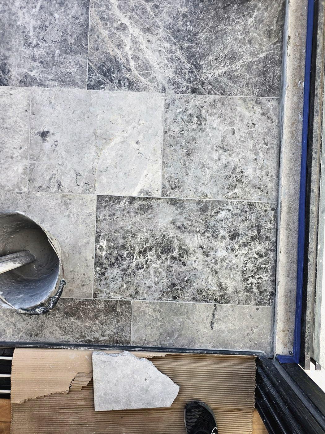 Detalle de colocación de mármol en obra