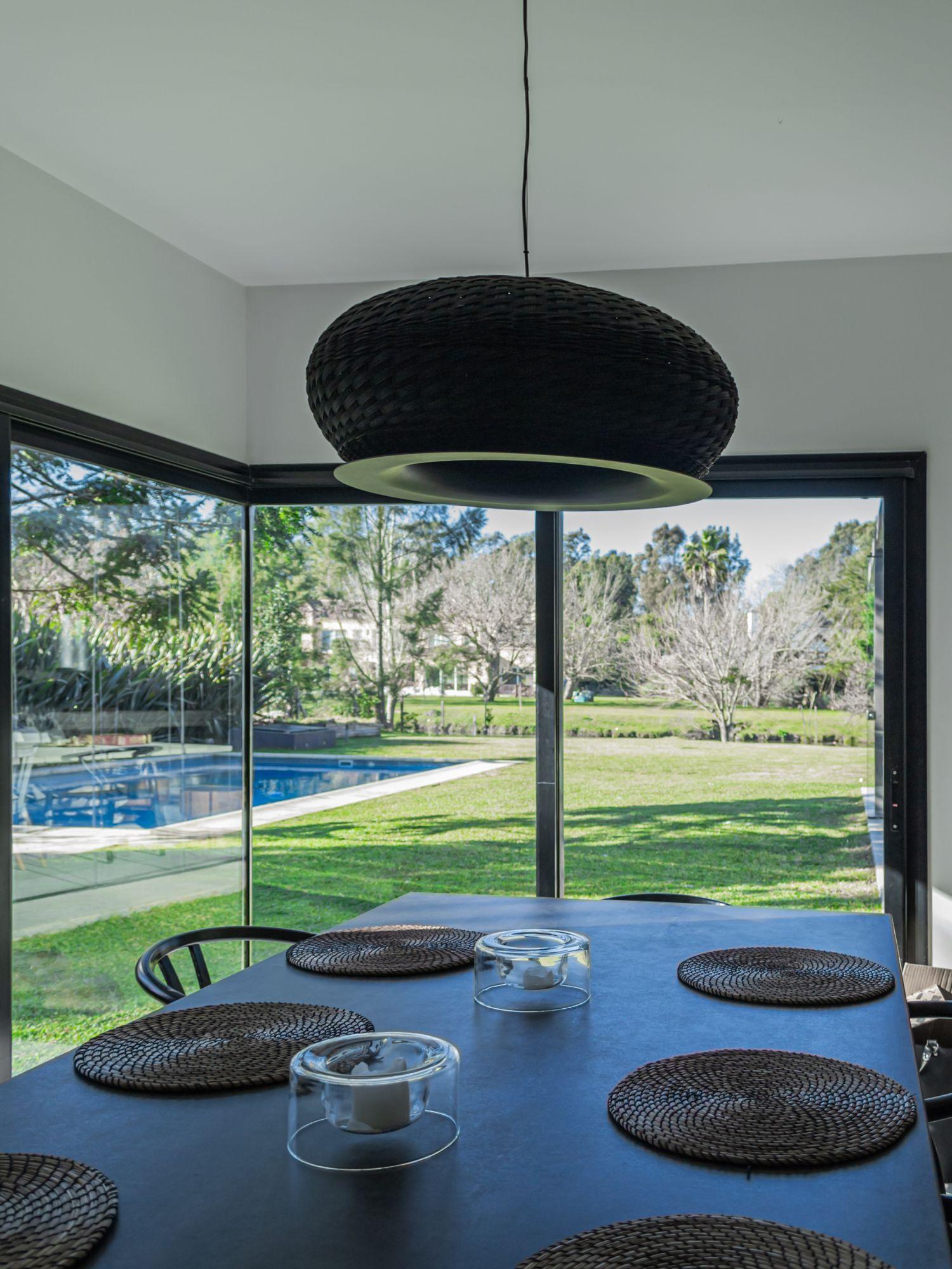 Comedor con vista a la piscina