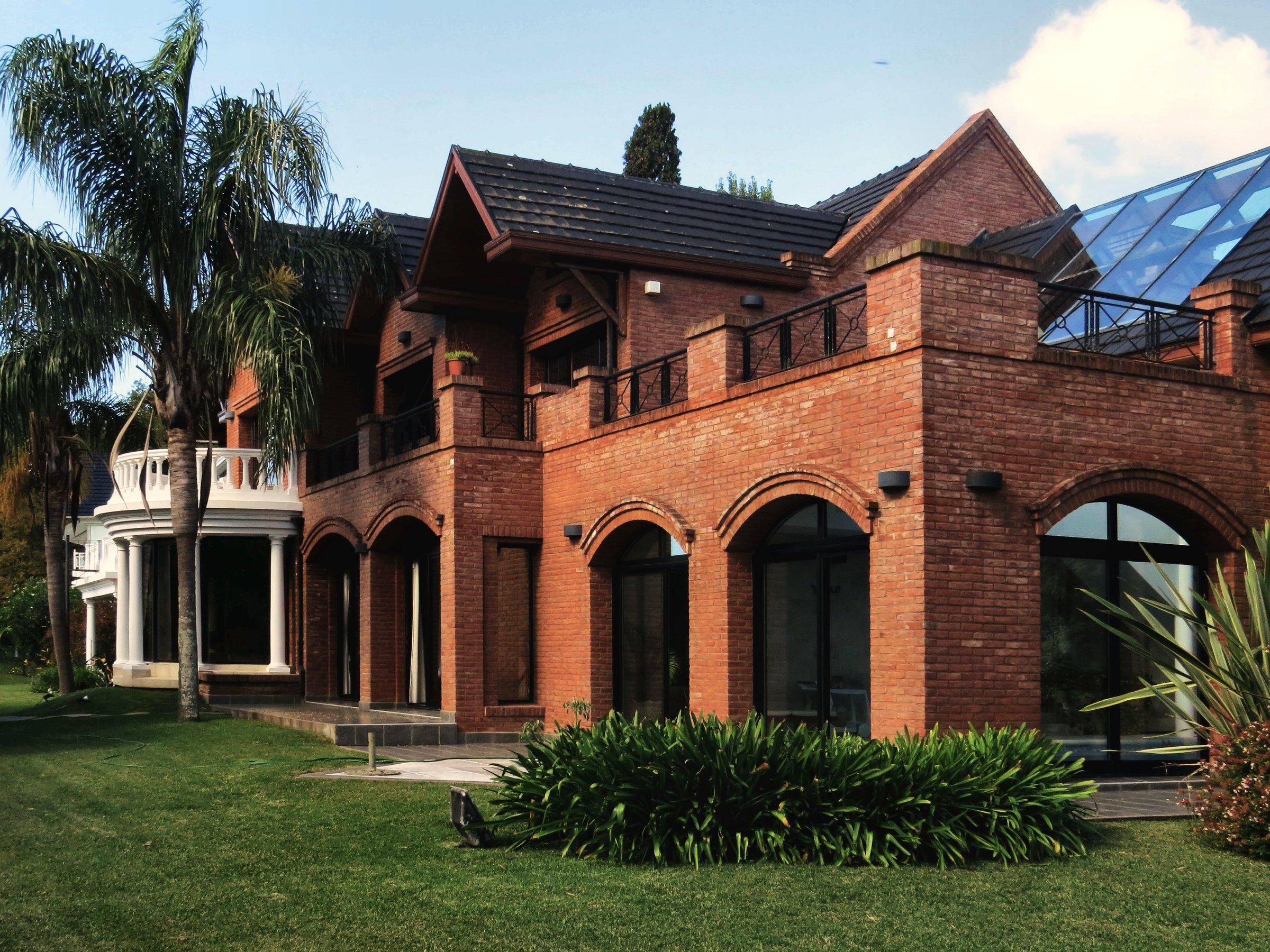 Residencia de ladrillo con arcos y galería