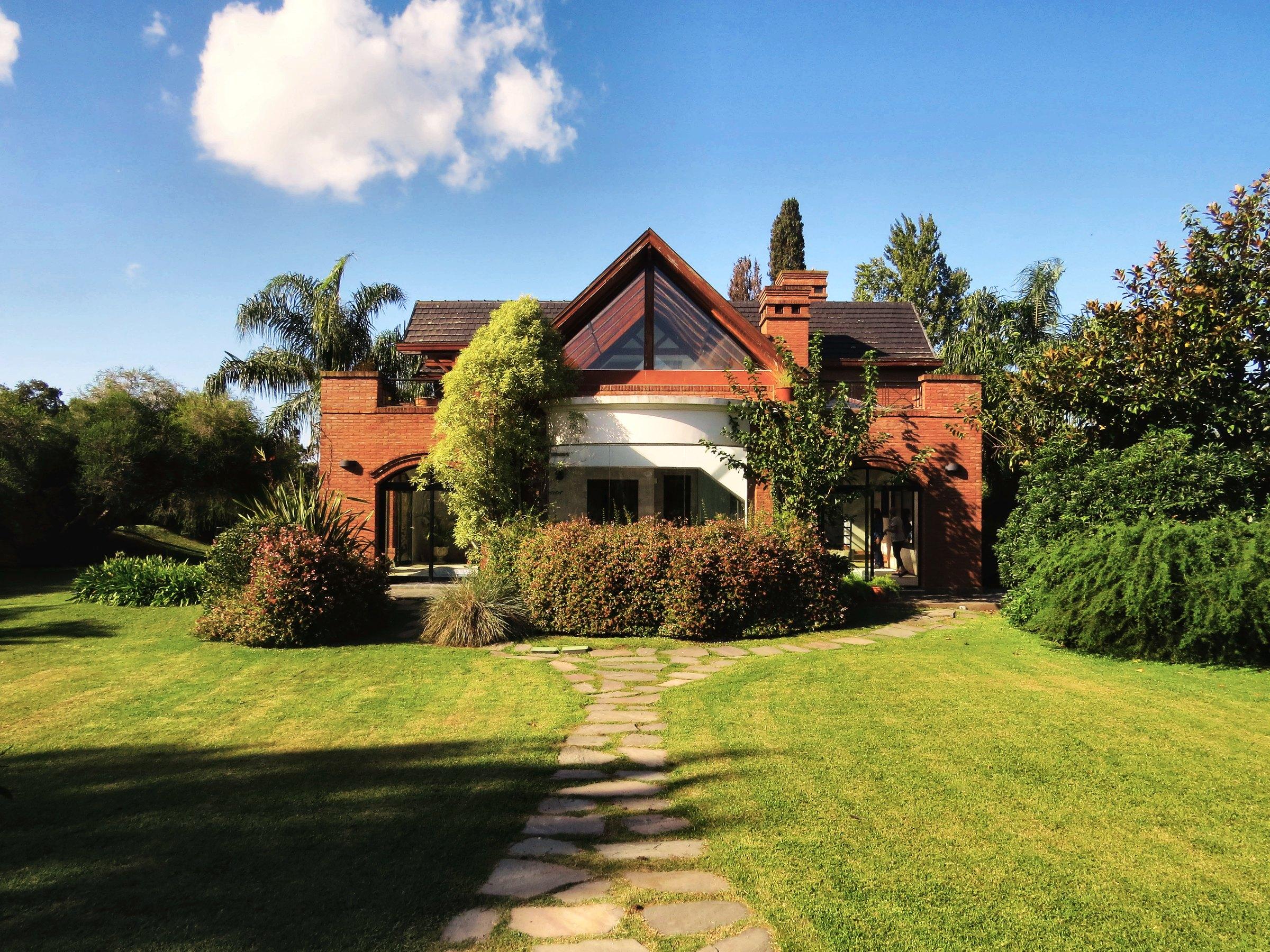 Casa desde el fondo del parque