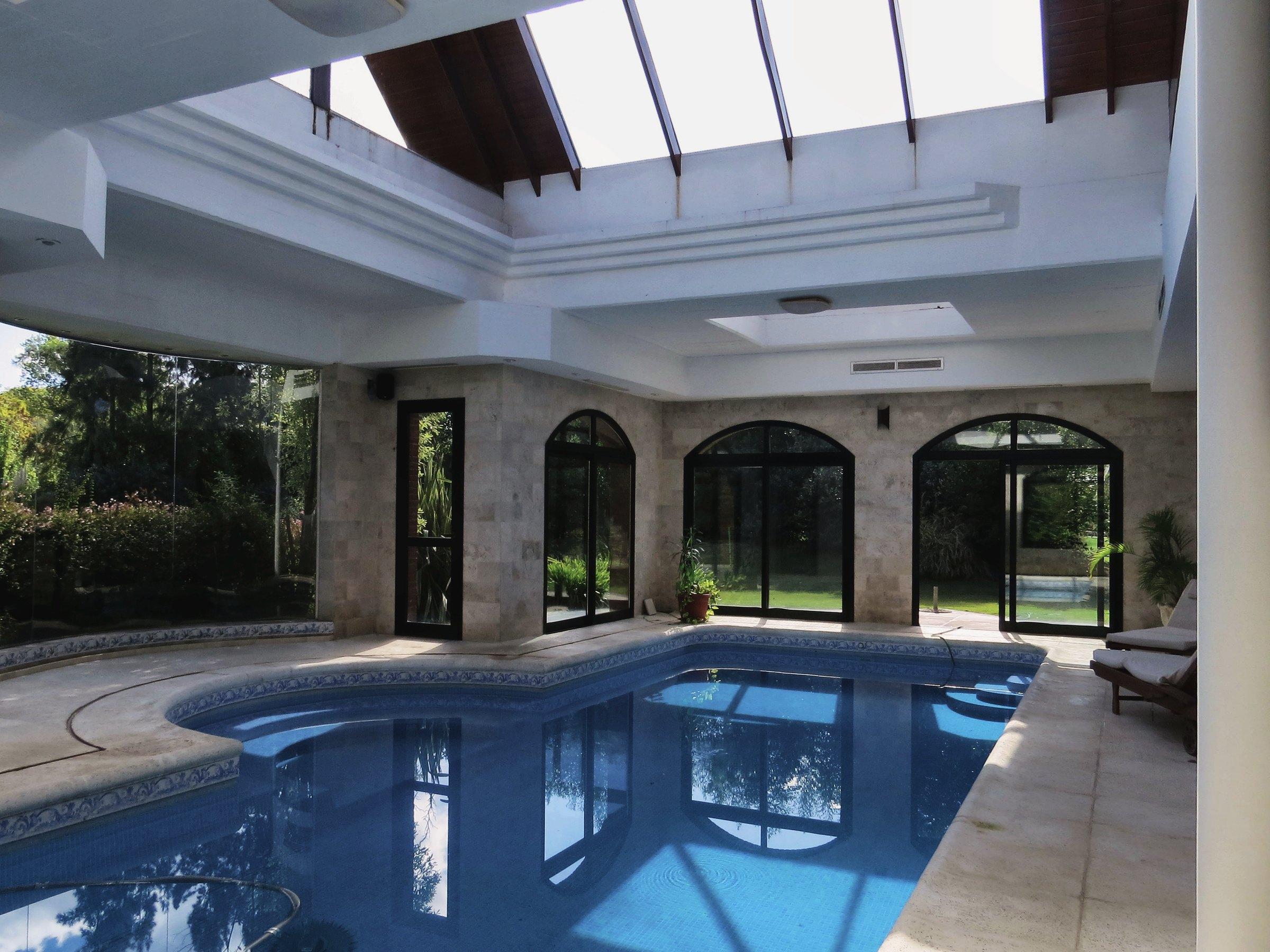 Piscina cubierta bajo techo vidriado