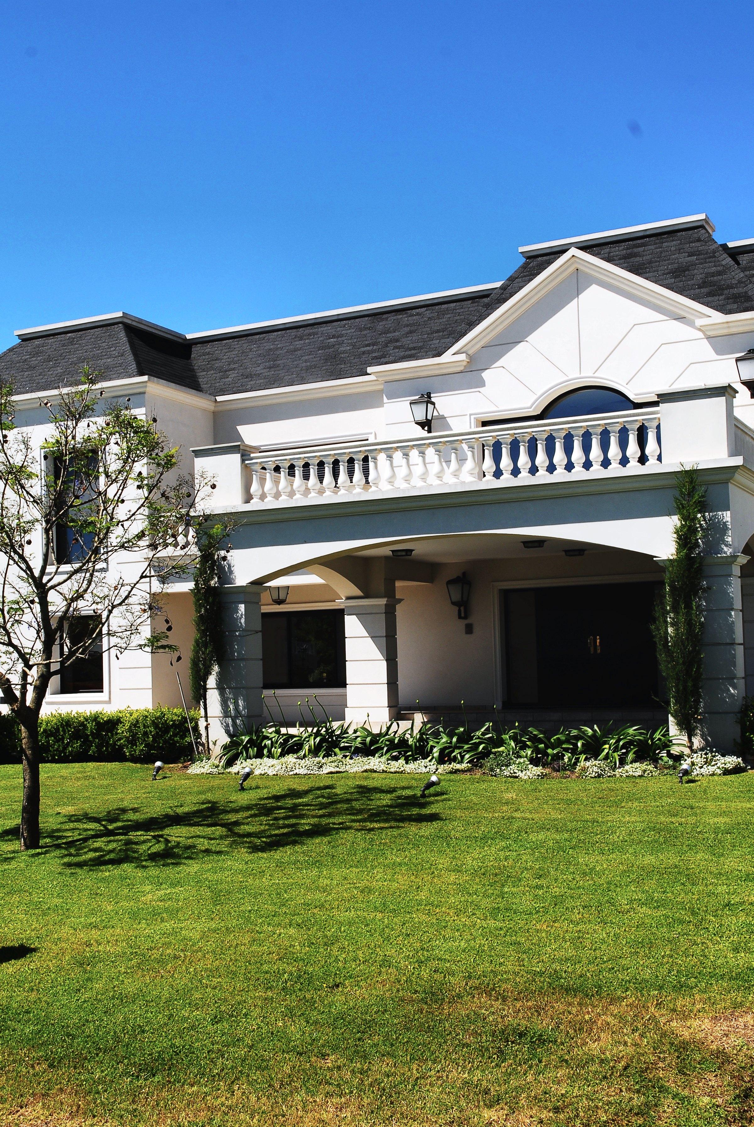Frente con balcones