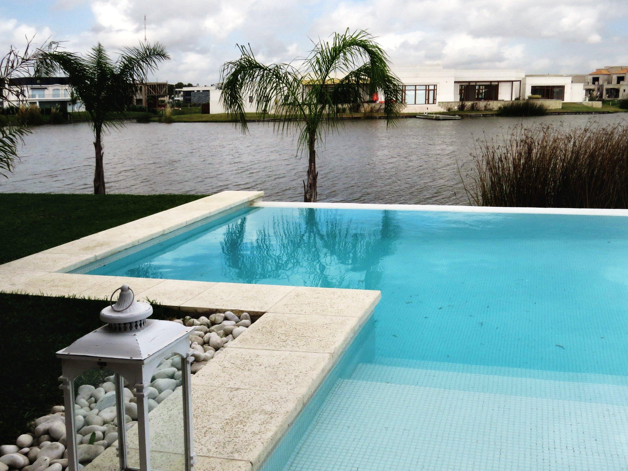Piscina frente a la laguna