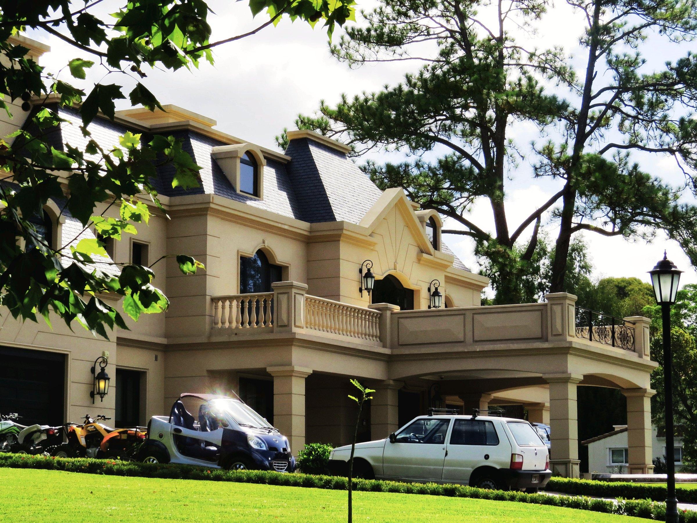 Frente con torre y galería